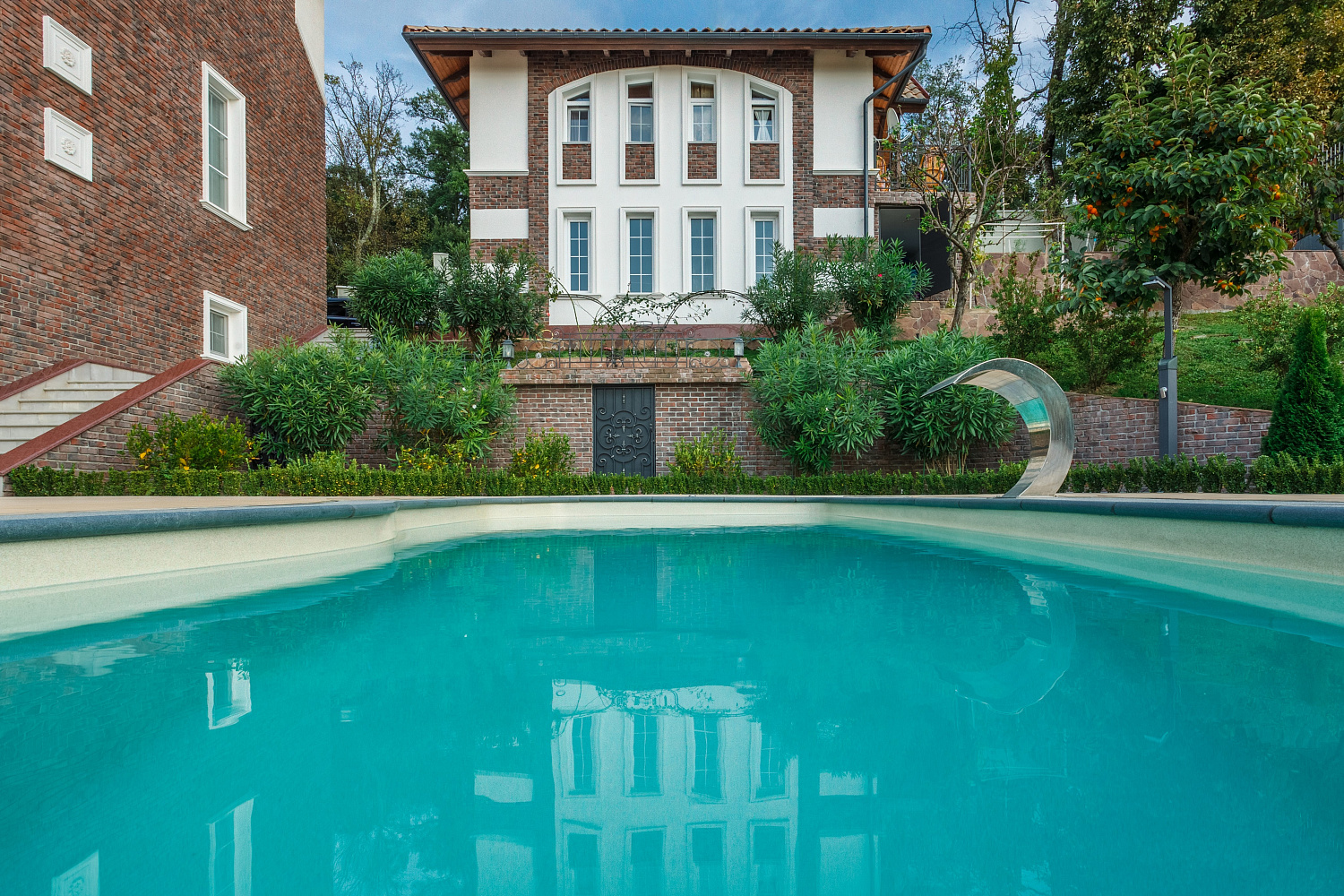 Скиммерный композитный бассейн Compass Pools Riverina 74 в цвете Nova Pearl (Занзибар) с видом на Чёрное море