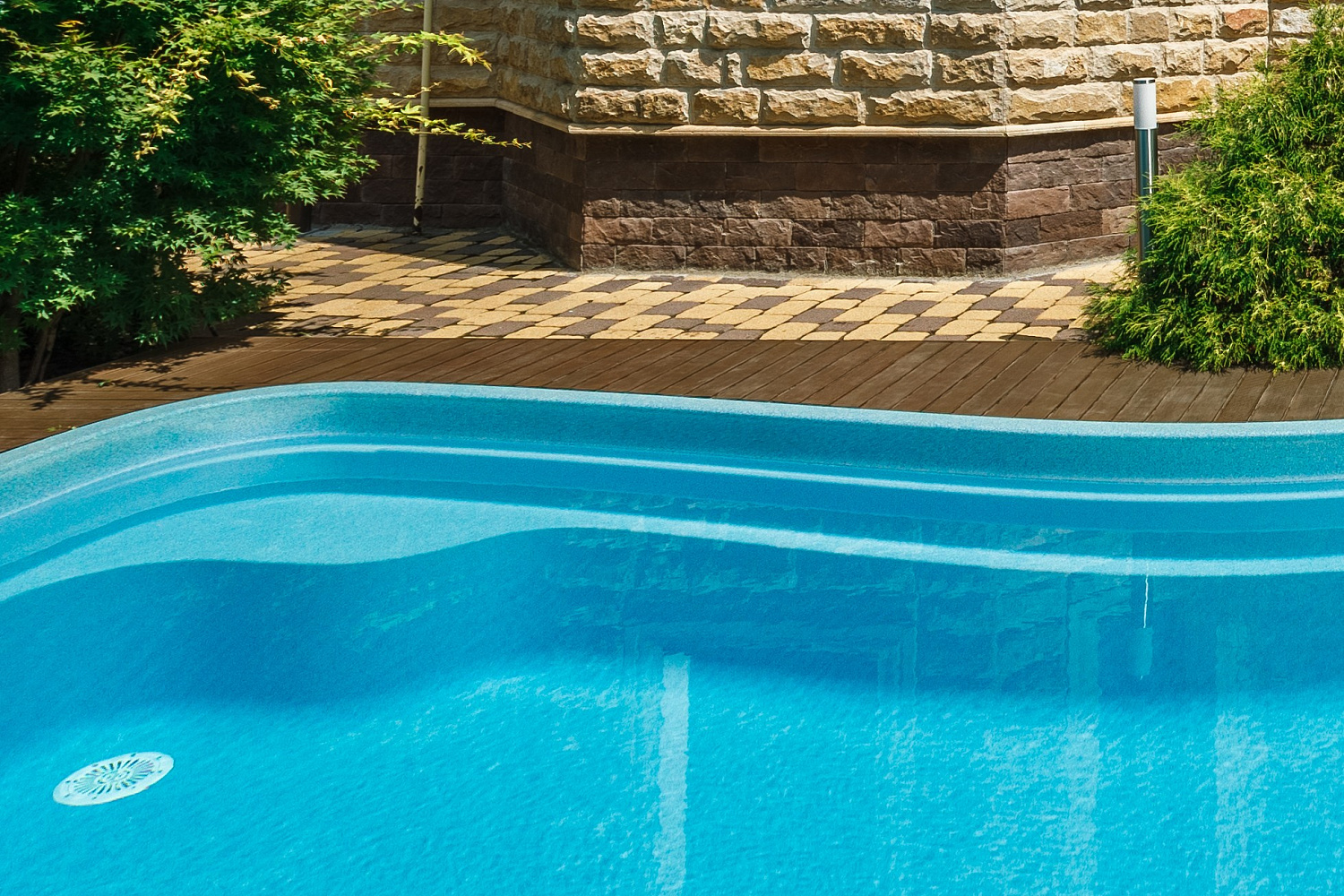Скиммерный композитный бассейн Compass Pools Riverina 67 цвета Blue Sapphire - семейный проект в Геленджике