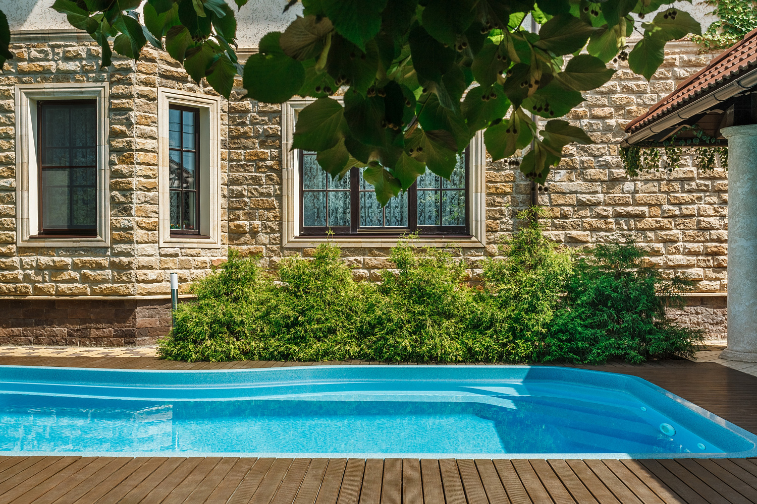 Скиммерный композитный бассейн Compass Pools Riverina 67 цвета Blue Sapphire - семейный проект в Геленджике