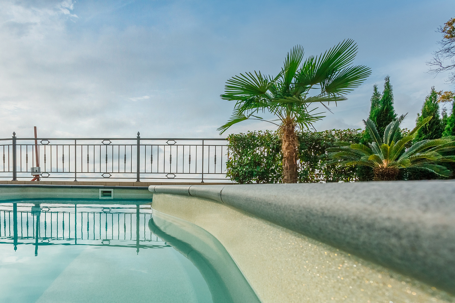 Скиммерный композитный бассейн Compass Pools Riverina 74 в цвете Nova Pearl (Занзибар) с видом на Чёрное море