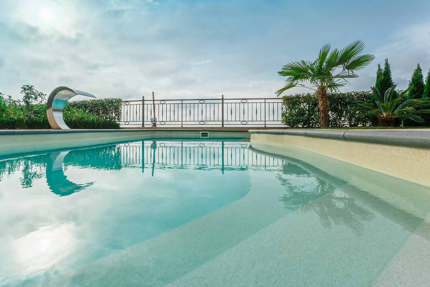 Скиммерный композитный бассейн Compass Pools Riverina 74 в цвете Nova Pearl (Занзибар) с видом на Чёрное море