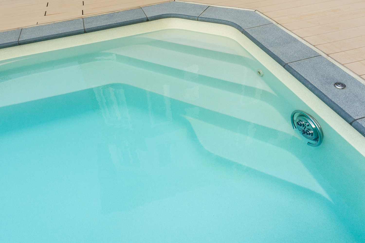 Скиммерный композитный бассейн Compass Pools Riverina 74 в цвете Nova Pearl (Занзибар) с видом на Чёрное море