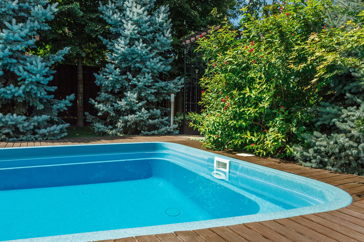 Скиммерный композитный бассейн Compass Pools Riverina 67 цвета Blue Sapphire - семейный проект в Геленджике