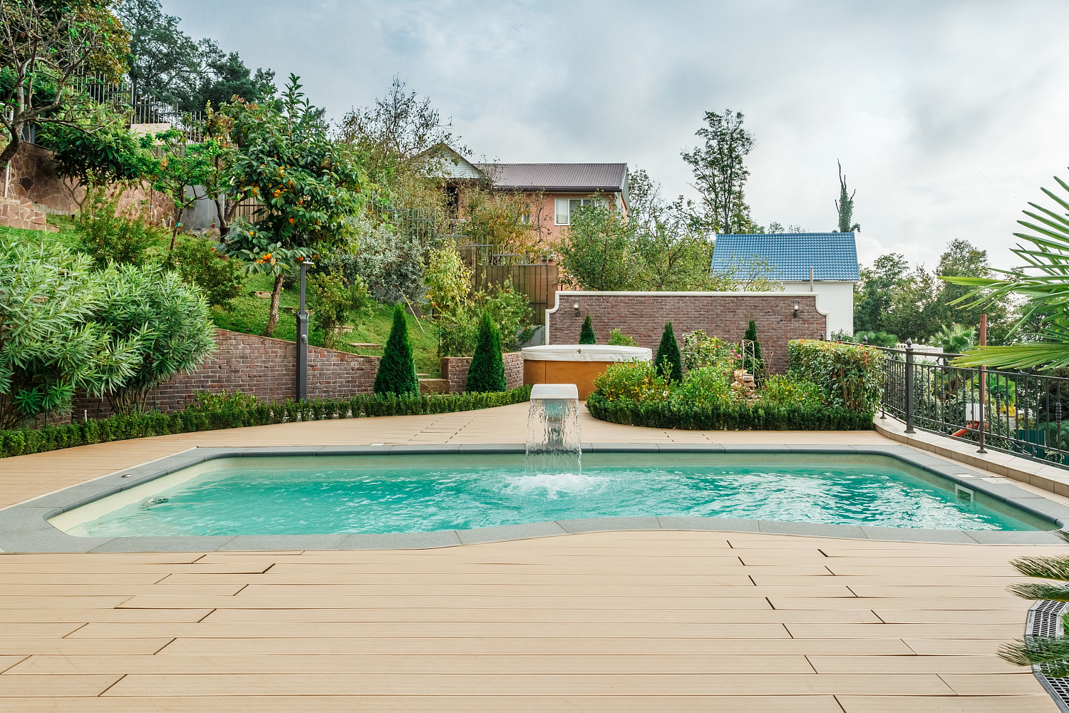 Скиммерный композитный бассейн Compass Pools Riverina 74 в цвете Nova Pearl (Занзибар) с видом на Чёрное море