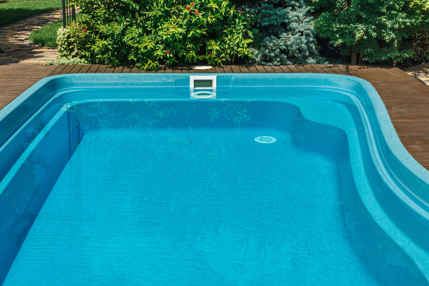 Скиммерный композитный бассейн Compass Pools Riverina 67 цвета Blue Sapphire - семейный проект в Геленджике