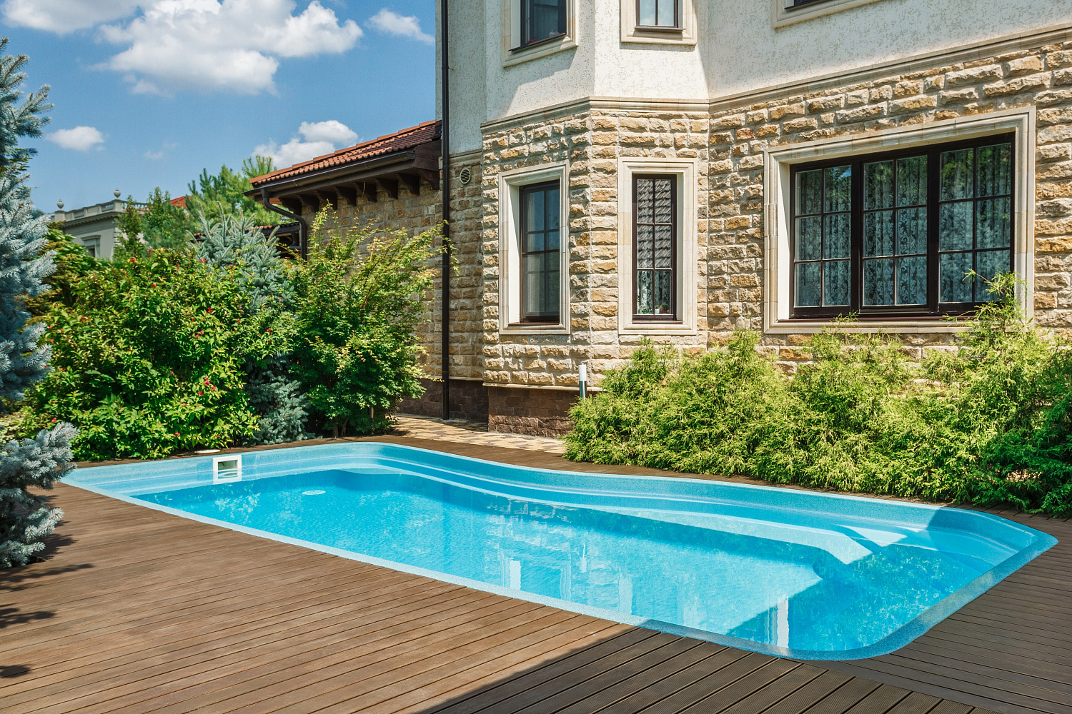 Скиммерный композитный бассейн Compass Pools Riverina 67 цвета Blue Sapphire - семейный проект в Геленджике