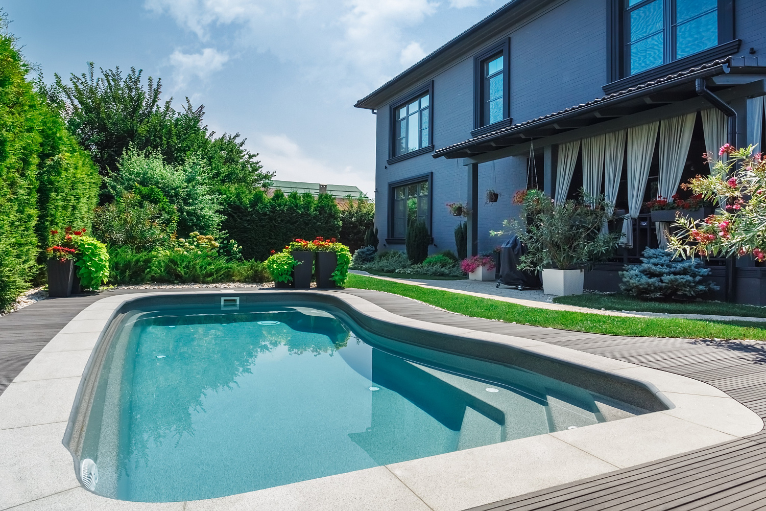 Скиммерный композитный бассейн Compass Pools Riverina 67 Smokey Quartz - тихая лагуна Маврикия в пригороде г. Краснодара