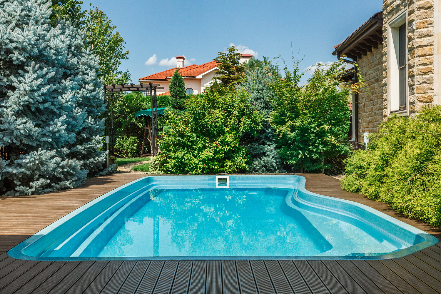 Скиммерный композитный бассейн Compass Pools Riverina 67 цвета Blue Sapphire - семейный проект в Геленджике