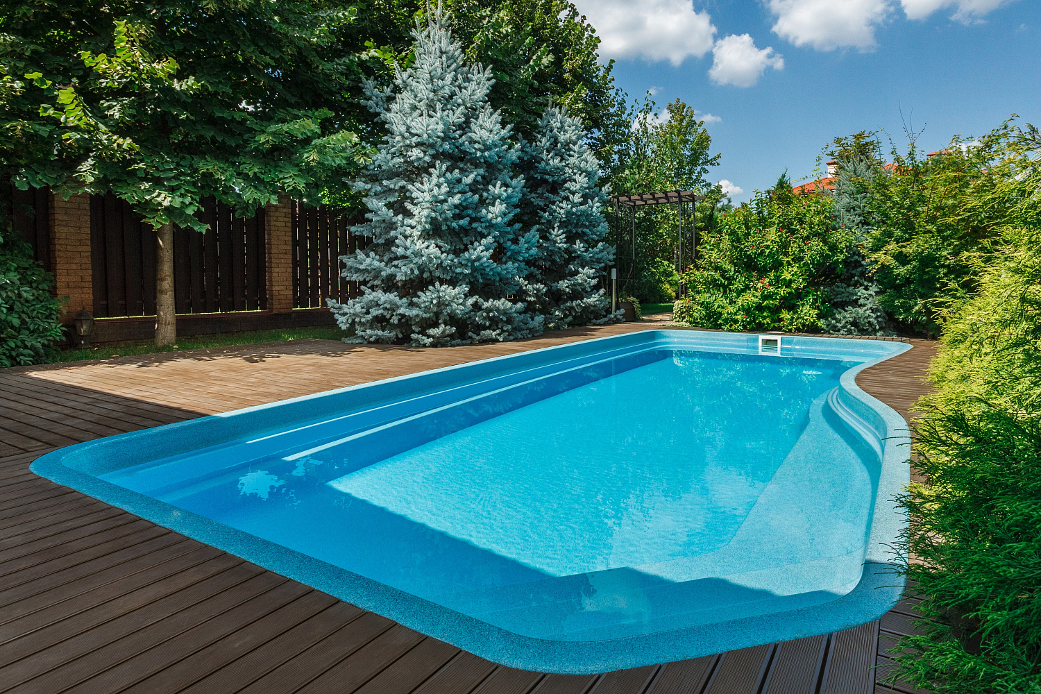 Скиммерный композитный бассейн Compass Pools Riverina 67 цвета Blue Sapphire - семейный проект в Геленджике