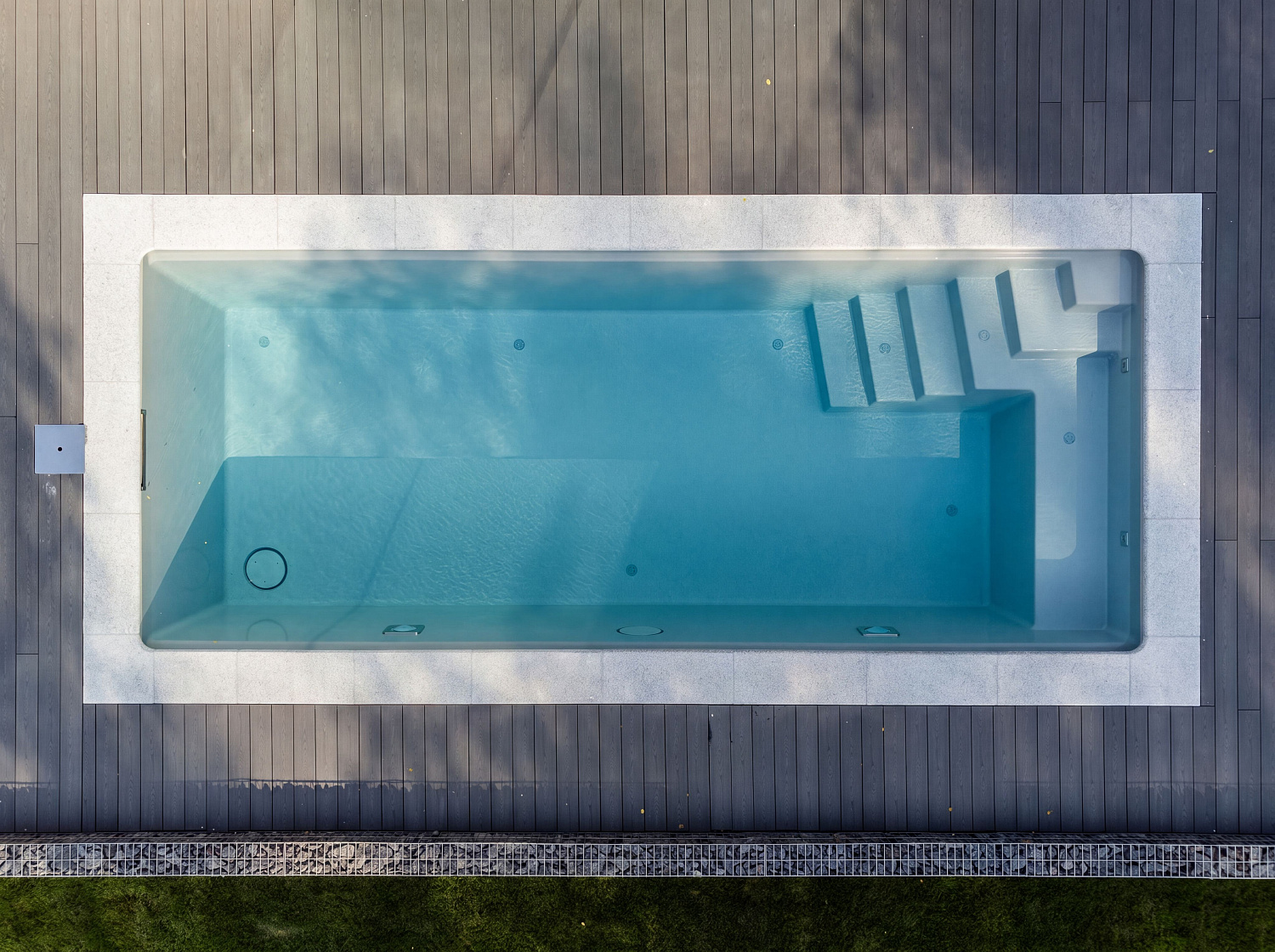 Скиммерный композитный бассейн Compass Pools Lounge 70 в цвете Smokey Quartz - приватная лагуна в Краснодарском крае