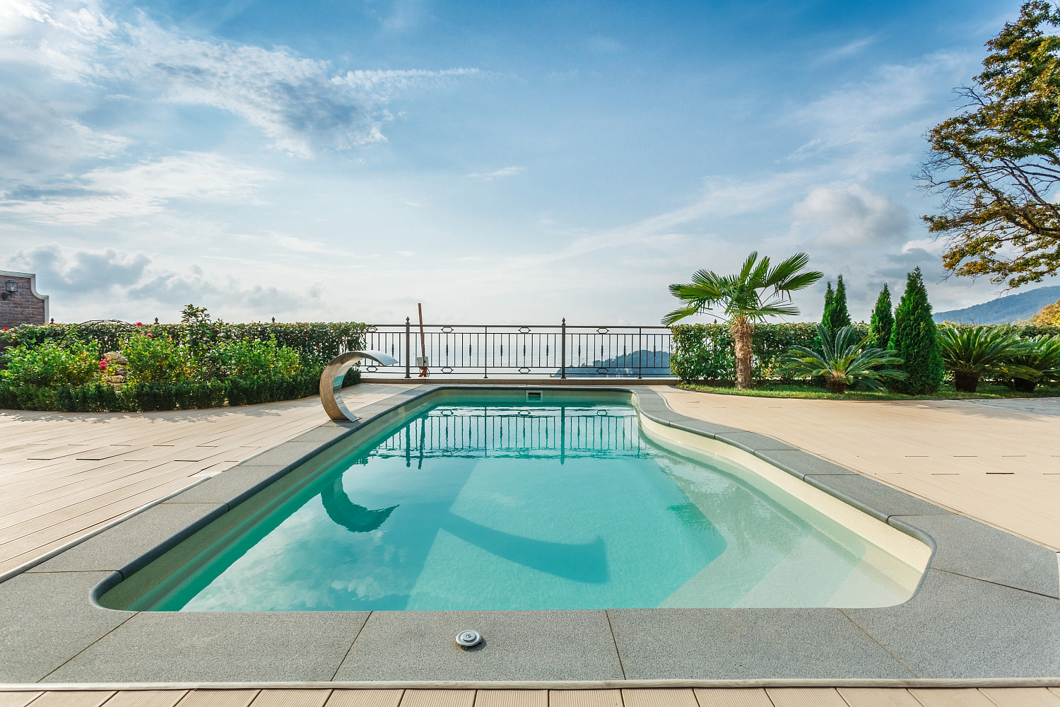 Скиммерный композитный бассейн Compass Pools Riverina 74 в цвете Nova Pearl (Занзибар) с видом на Чёрное море