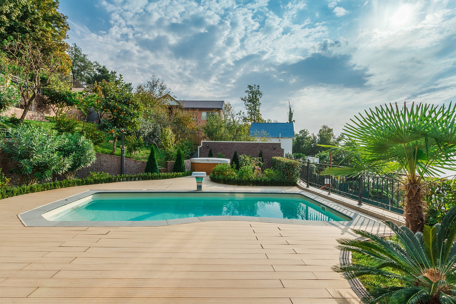 Скиммерный композитный бассейн Compass Pools Riverina 74 в цвете Nova Pearl (Занзибар) с видом на Чёрное море