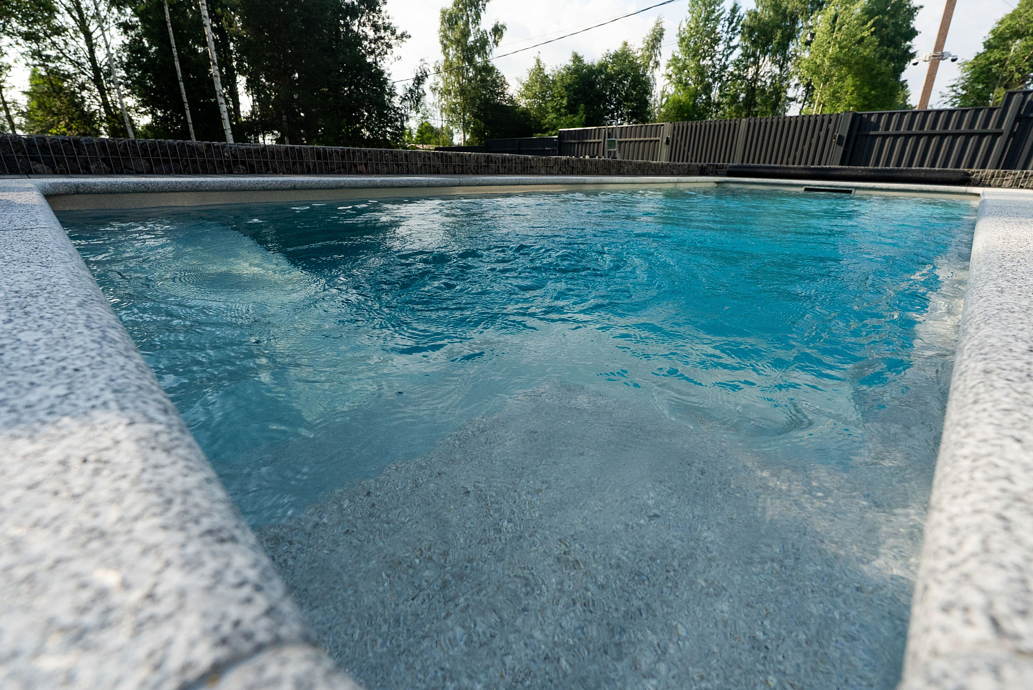 Скиммерный композитный бассейн Compass Pools Lounge 70 в цвете Smokey Quartz - приватная лагуна в Краснодарском крае