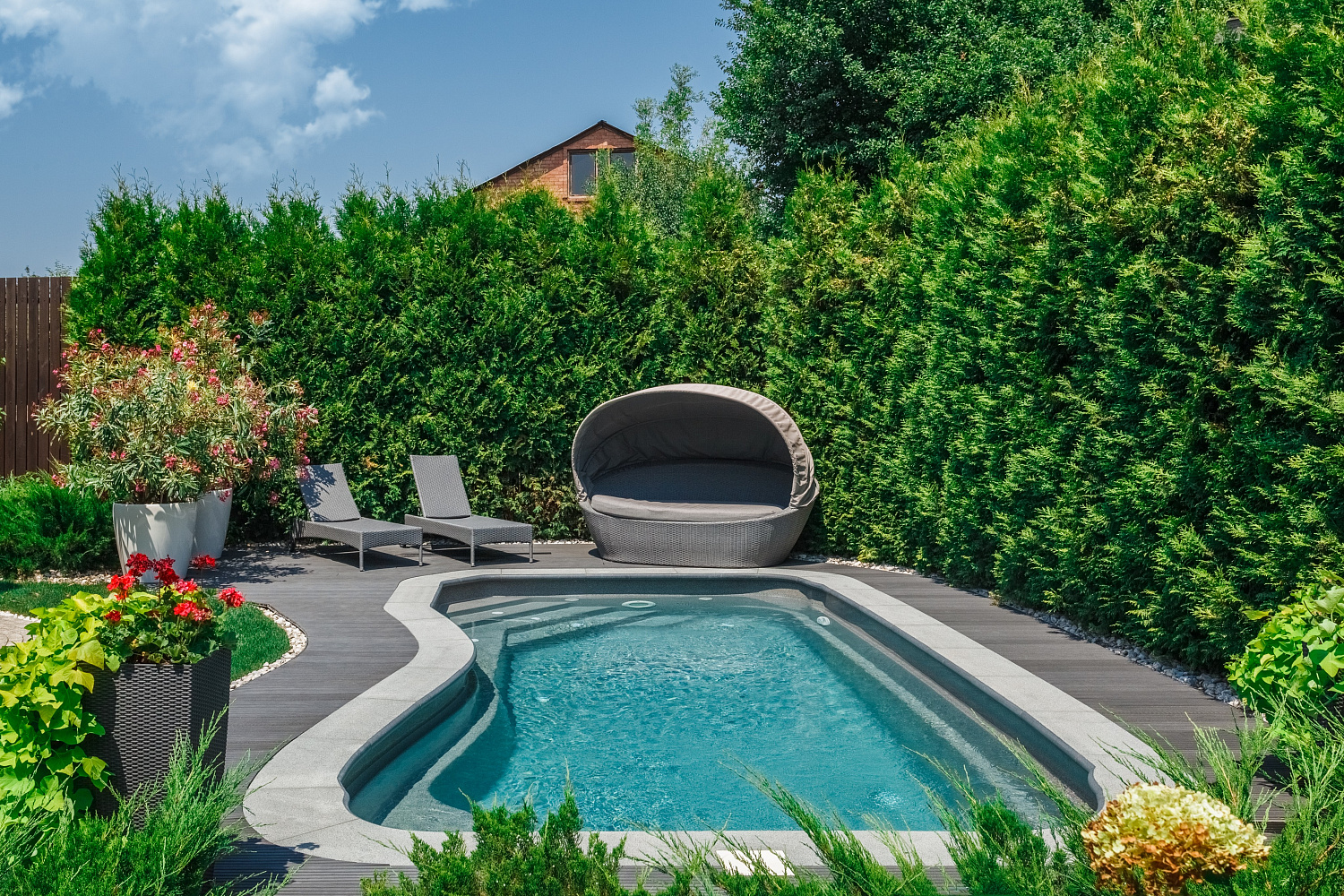 Скиммерный композитный бассейн Compass Pools Riverina 67 Smokey Quartz - тихая лагуна Маврикия в пригороде г. Краснодара