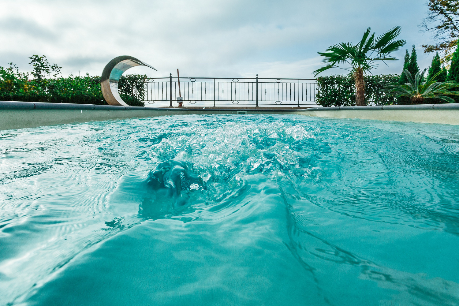 Скиммерный композитный бассейн Compass Pools Riverina 74 в цвете Nova Pearl (Занзибар) с видом на Чёрное море