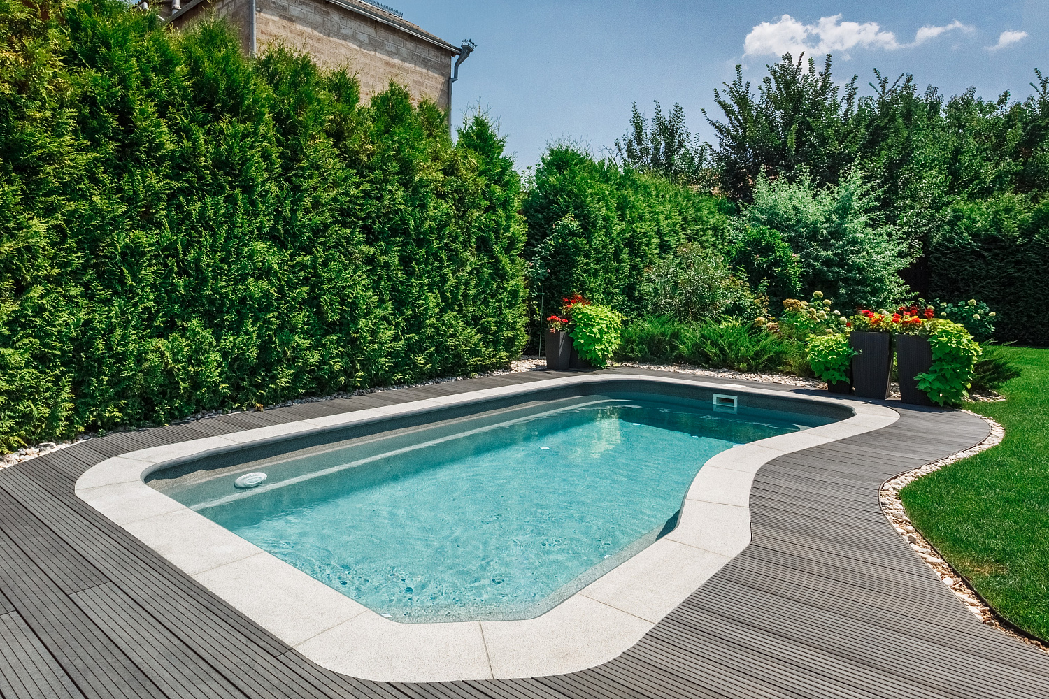 Скиммерный композитный бассейн Compass Pools Riverina 67 Smokey Quartz - тихая лагуна Маврикия в пригороде г. Краснодара