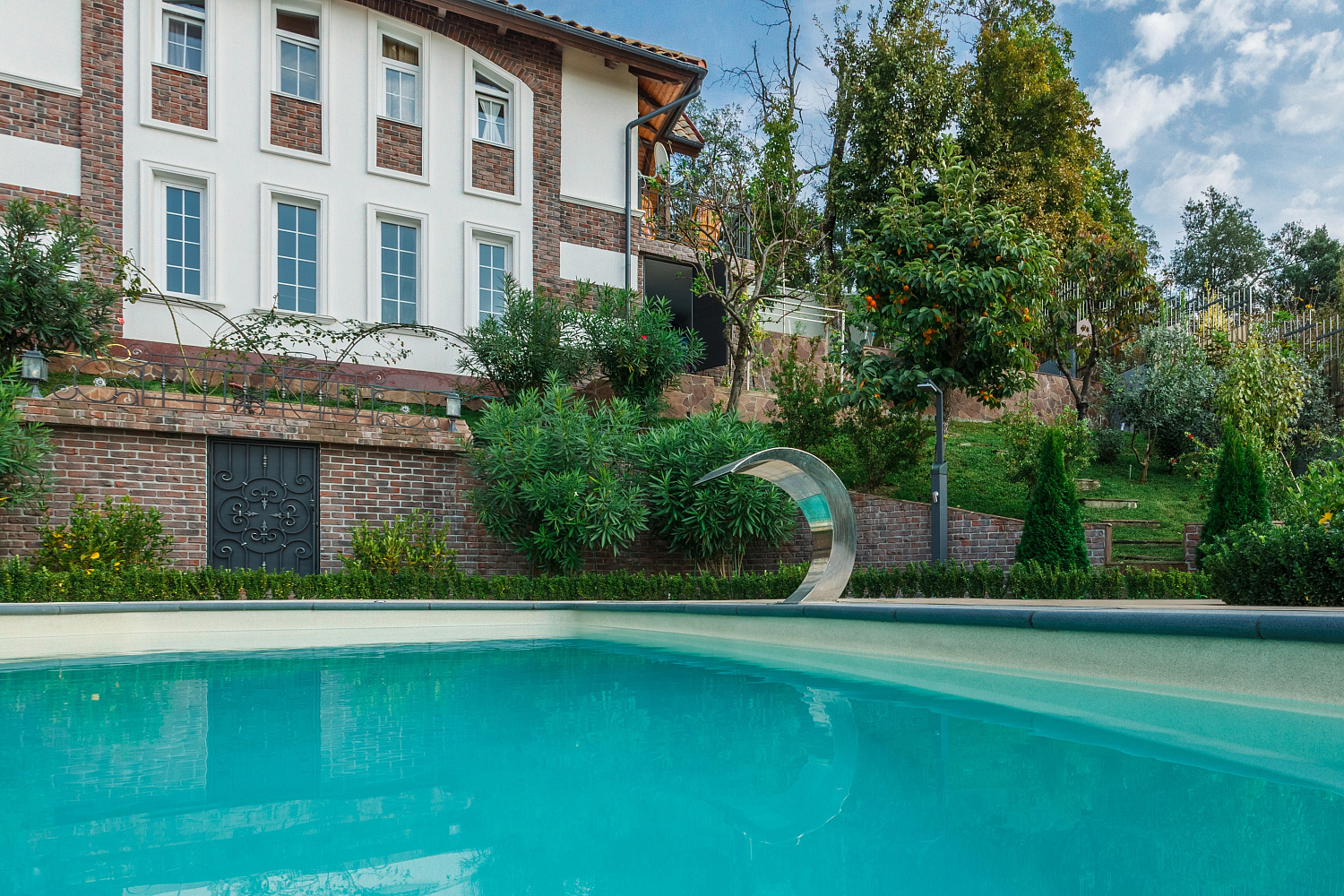 Скиммерный композитный бассейн Compass Pools Riverina 74 в цвете Nova Pearl (Занзибар) с видом на Чёрное море