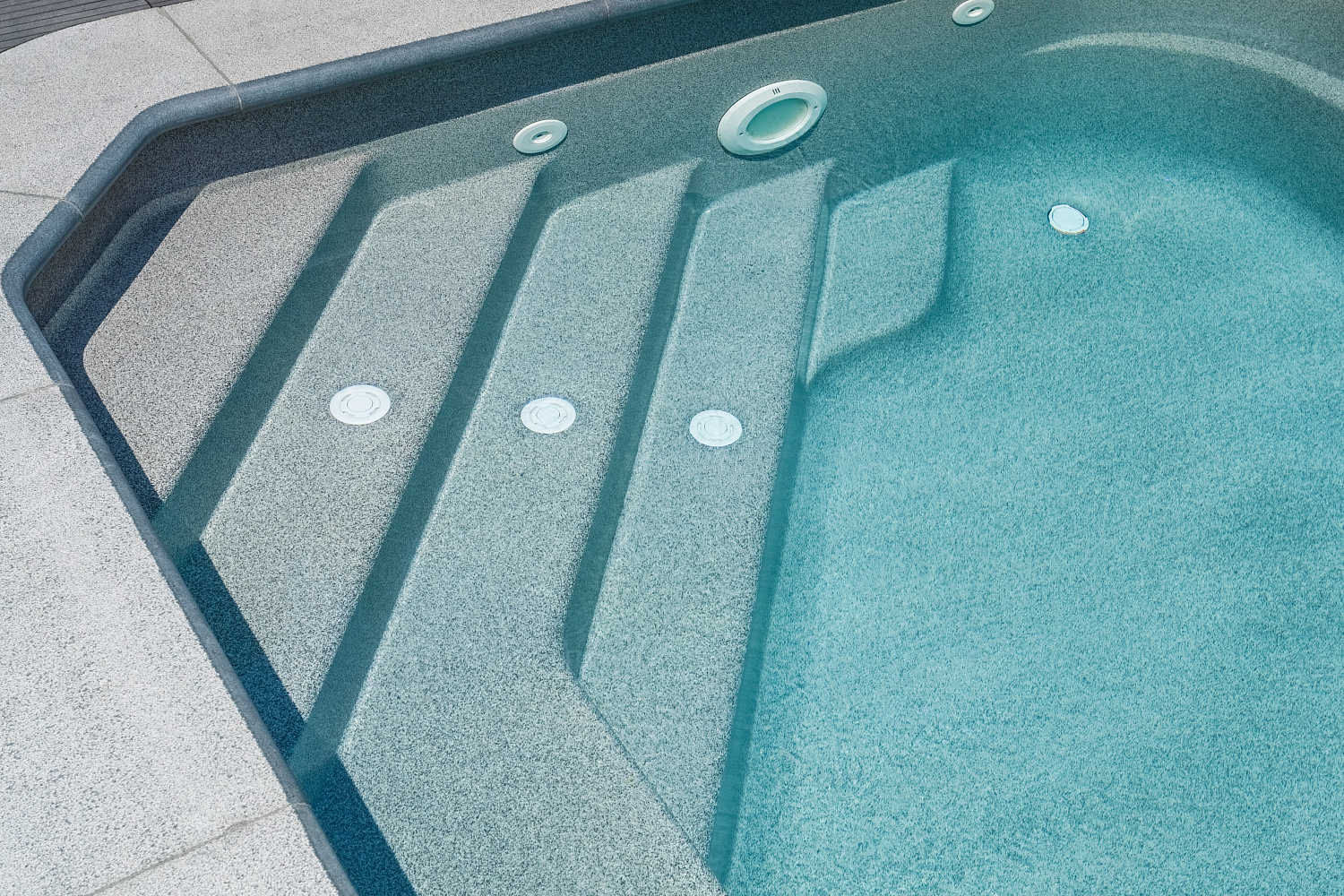 Скиммерный композитный бассейн Compass Pools Riverina 67 Smokey Quartz - тихая лагуна Маврикия в пригороде г. Краснодара