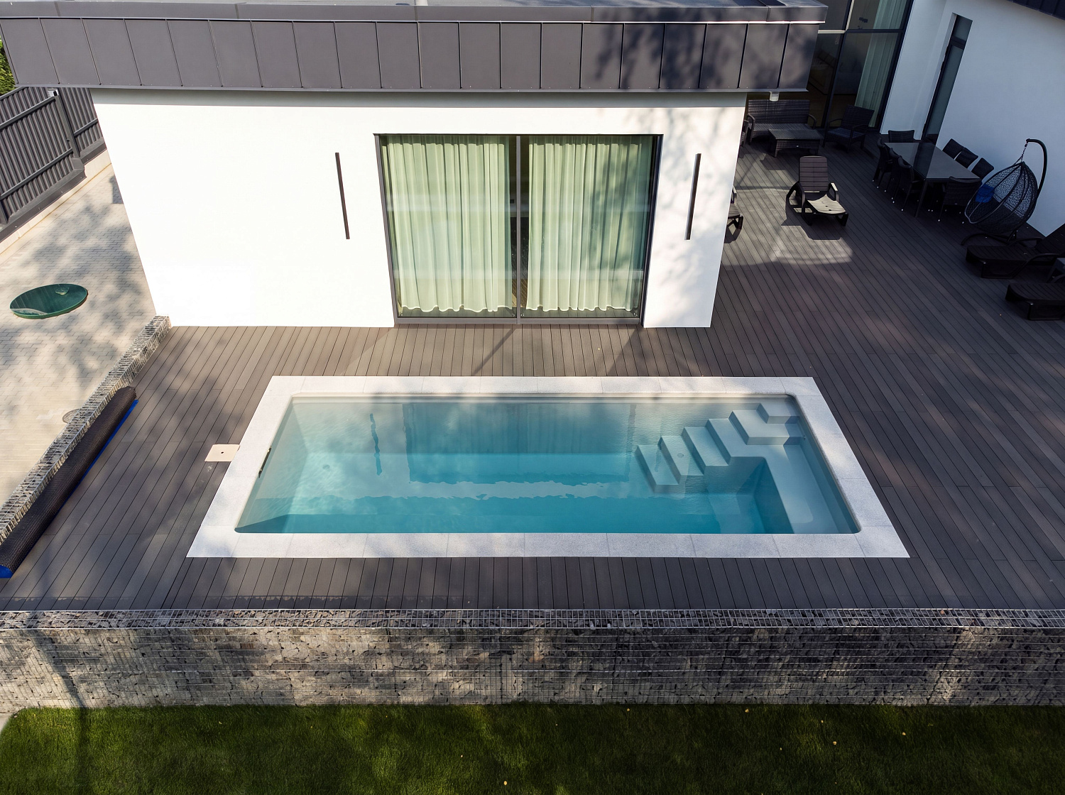 Скиммерный композитный бассейн Compass Pools Lounge 70 в цвете Smokey Quartz - приватная лагуна в Краснодарском крае