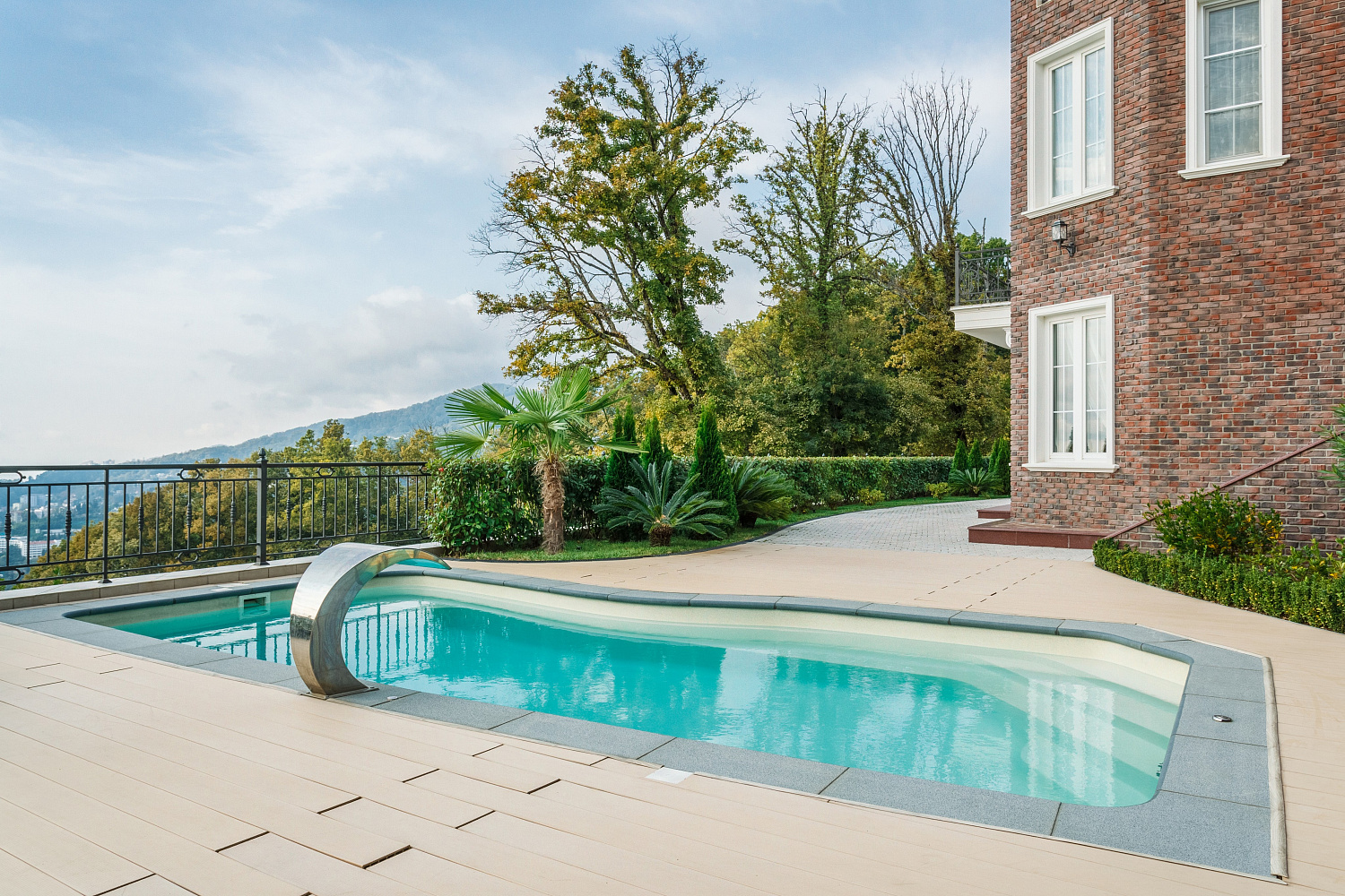 Скиммерный композитный бассейн Compass Pools Riverina 74 в цвете Nova Pearl (Занзибар) с видом на Чёрное море