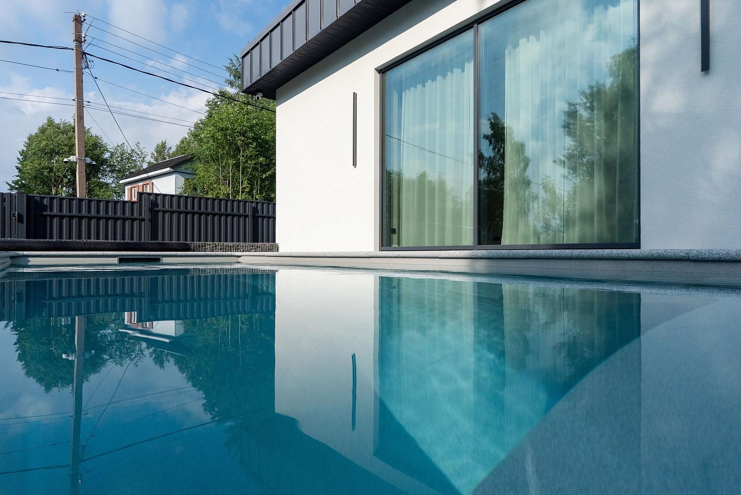 Скиммерный композитный бассейн Compass Pools Lounge 70 в цвете Smokey Quartz - приватная лагуна в Краснодарском крае